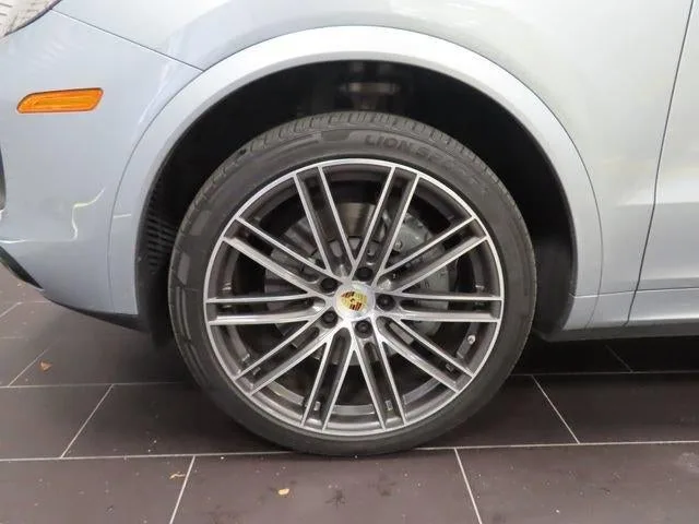 2022 Porsche Cayenne S photo 13