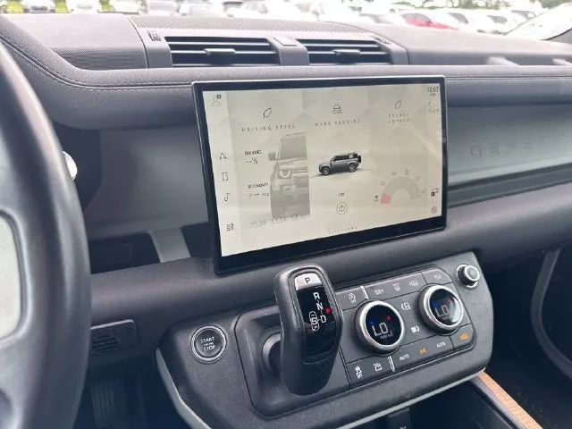 2022 Land Rover Defender S photo 18