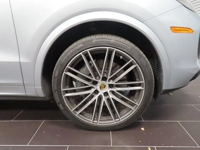 2022 Porsche Cayenne S photo 17