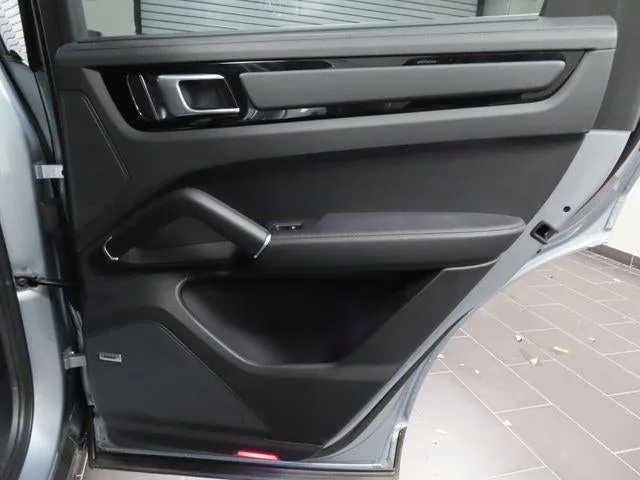 2022 Porsche Cayenne S photo 37