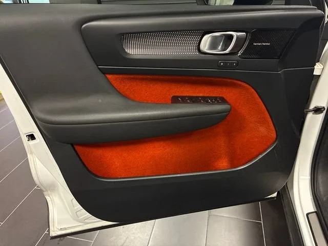 2019 Volvo XC40 R-Design photo 10