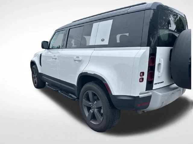 2022 Land Rover Defender S photo 3