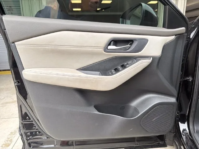 2023 Nissan Rogue SV photo 10