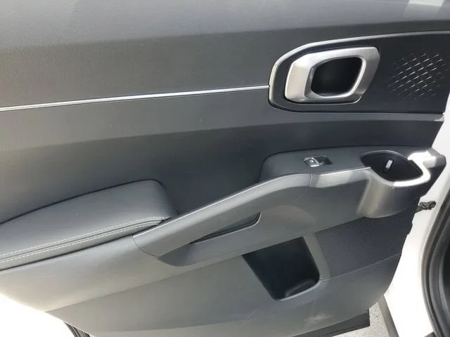 2024 Kia Sorento S photo 12