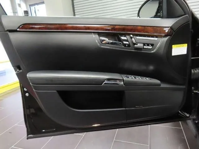 2008 Mercedes-Benz S-Class 6.3L V8 AMG® photo 9