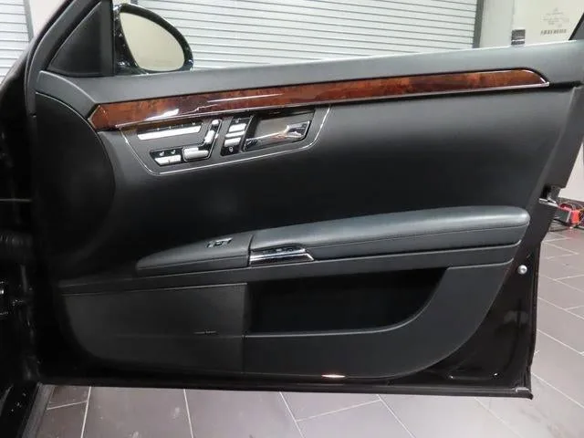 2008 Mercedes-Benz S-Class 6.3L V8 AMG® photo 12