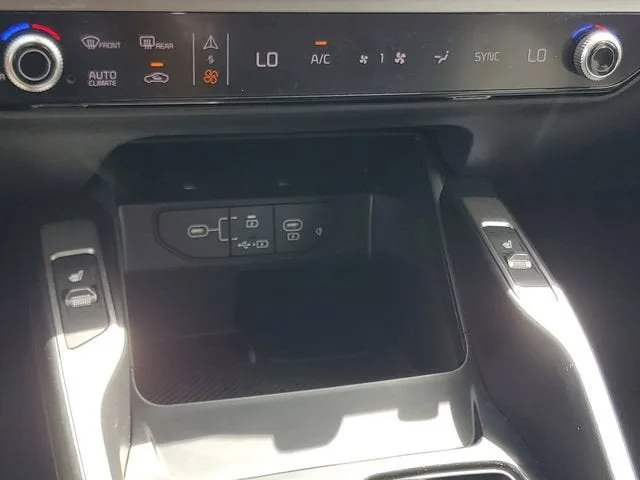 2024 Kia Sorento S photo 27