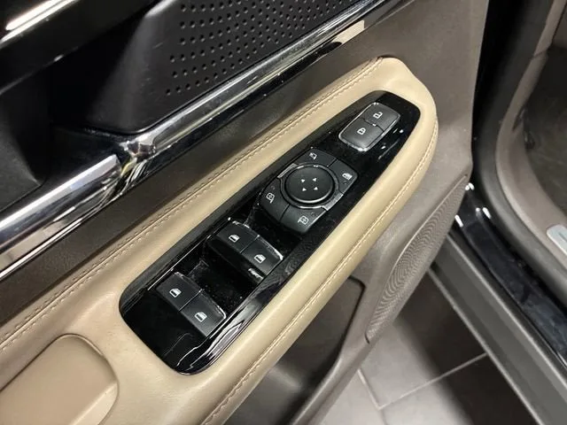2023 Lincoln Corsair Standard photo 11