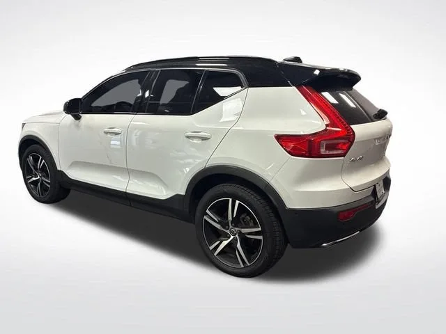 2019 Volvo XC40 R-Design photo 3