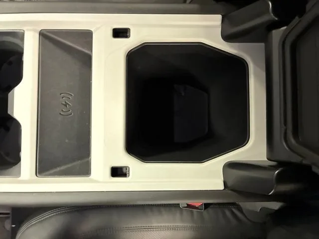 2025 Land Rover Defender X-Dynamic SE photo 27