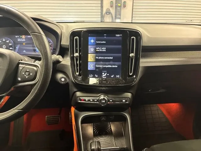 2019 Volvo XC40 R-Design photo 18