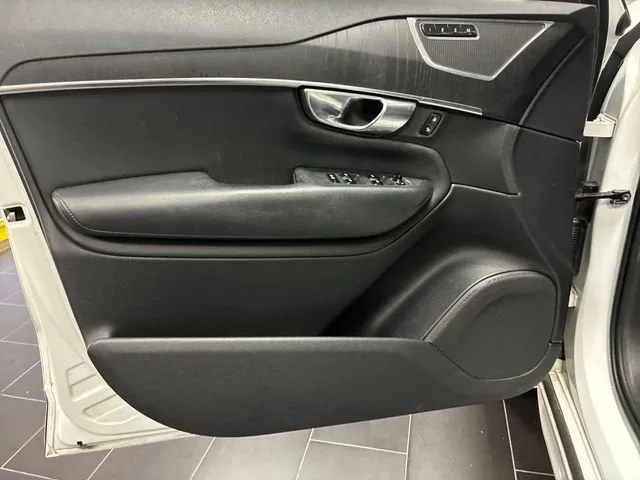 2020 Volvo XC90 Momentum photo 10