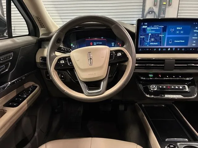 2023 Lincoln Corsair Standard photo 13
