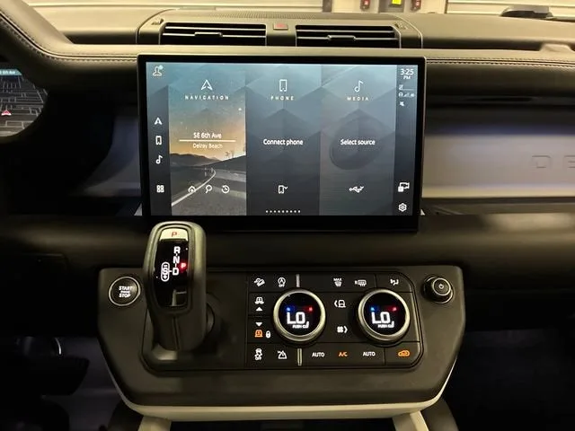 2025 Land Rover Defender X-Dynamic SE photo 19