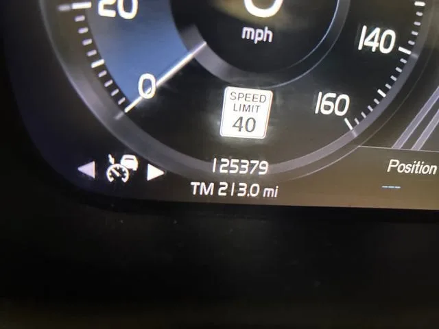 2019 Volvo XC40 R-Design photo 17