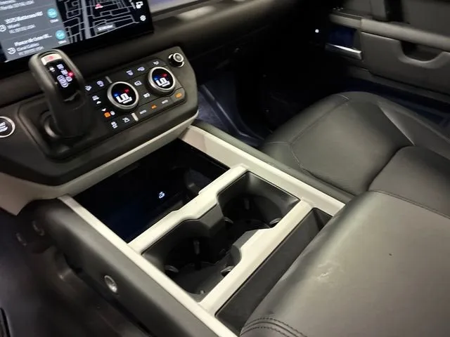 2025 Land Rover Defender X-Dynamic SE photo 25