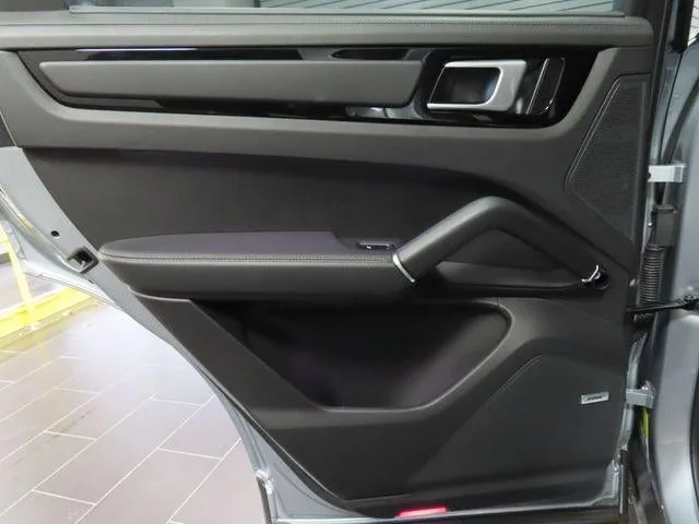 2022 Porsche Cayenne S photo 36