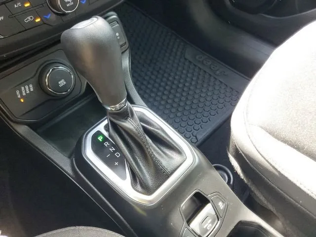 2023 Jeep Renegade Altitude photo 28