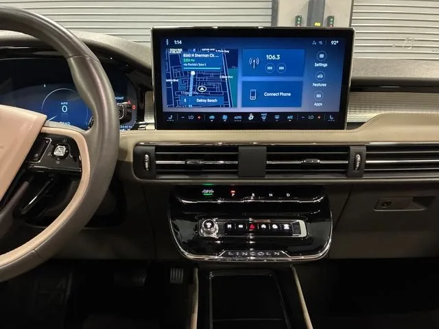 2023 Lincoln Corsair Standard photo 18