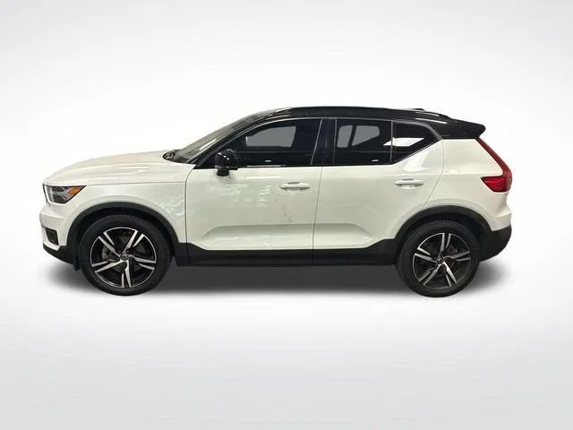 2019 Volvo XC40 R-Design photo 2