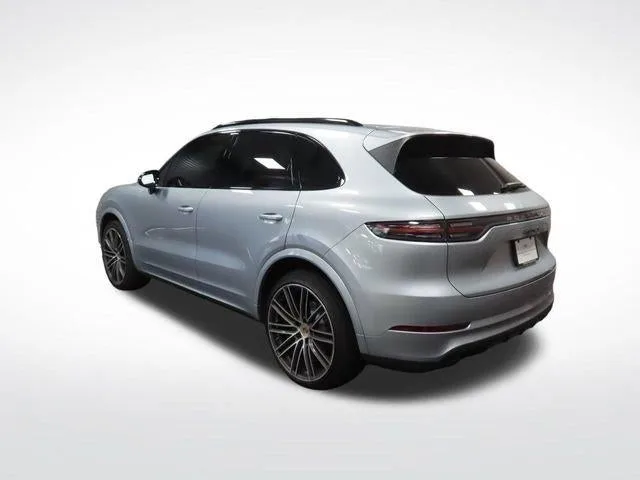 2022 Porsche Cayenne S photo 3