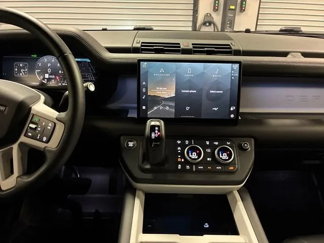 2025 Land Rover Defender X-Dynamic SE photo 18