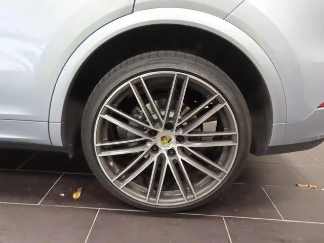 2022 Porsche Cayenne S photo 14