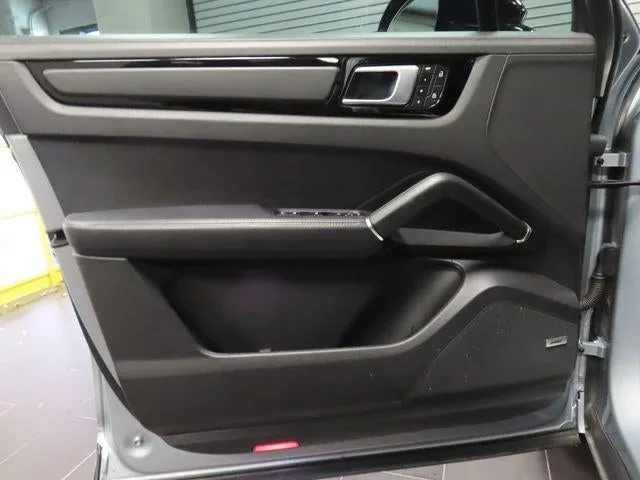 2022 Porsche Cayenne S photo 9