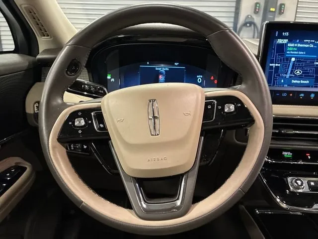 2023 Lincoln Corsair Standard photo 14