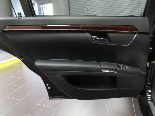 2008 Mercedes-Benz S-Class 6.3L V8 AMG® photo 37