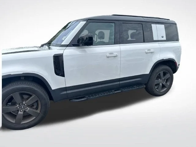 2022 Land Rover Defender S photo 2
