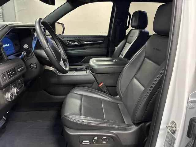 2024 GMC Yukon Denali photo 9