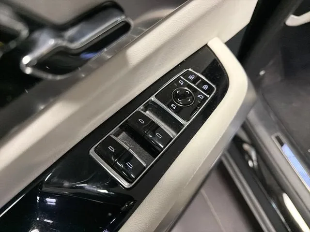 2026 Cadillac VISTIQ Sport photo 11