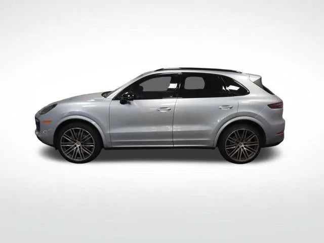 2022 Porsche Cayenne S photo 2