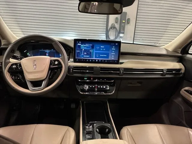 2023 Lincoln Corsair Standard photo 12