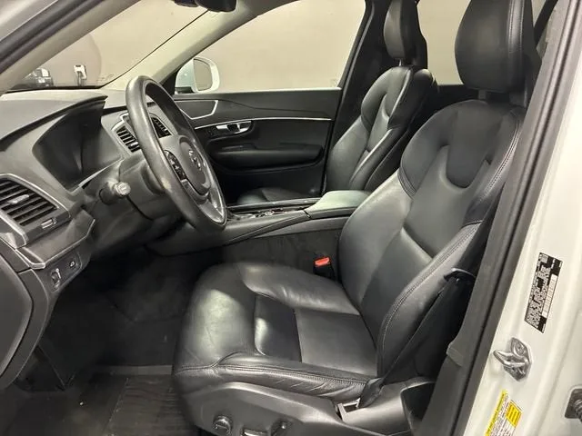 2020 Volvo XC90 Momentum photo 9
