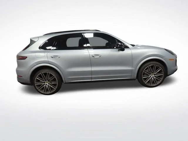 2022 Porsche Cayenne S photo 6