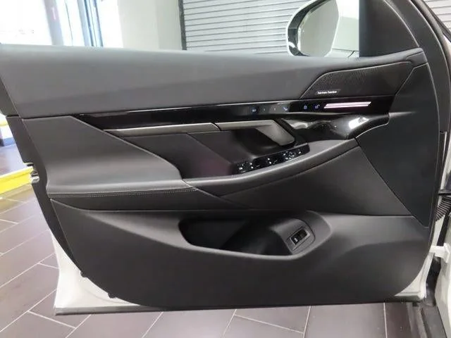 2026 BMW 5 Series 530i photo 9