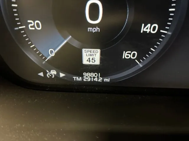 2020 Volvo XC90 Momentum photo 17