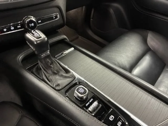 2020 Volvo XC90 Momentum photo 24