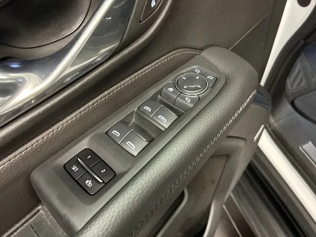 2024 GMC Yukon Denali photo 11