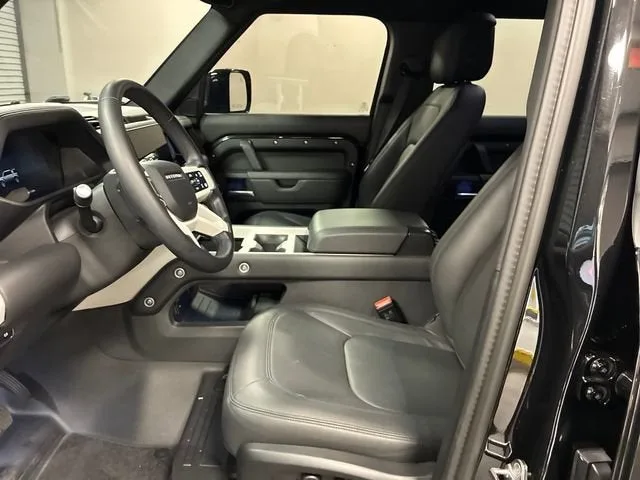 2025 Land Rover Defender X-Dynamic SE photo 9