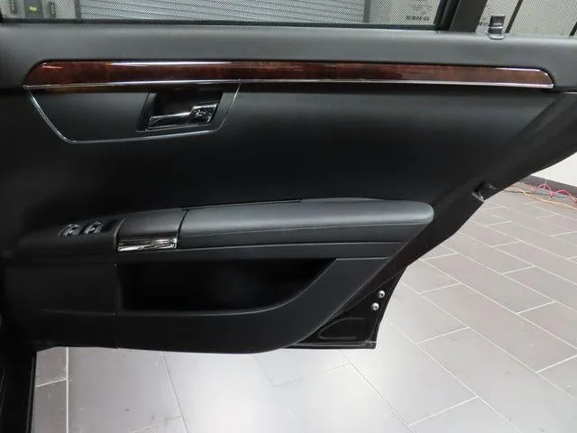 2008 Mercedes-Benz S-Class 6.3L V8 AMG® photo 38