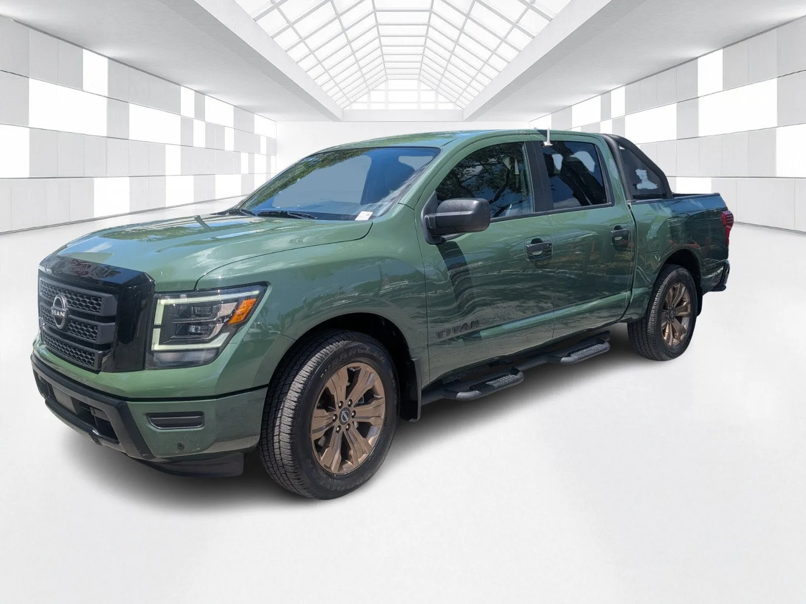 2024 Nissan Titan Crew Cab SV photo 3
