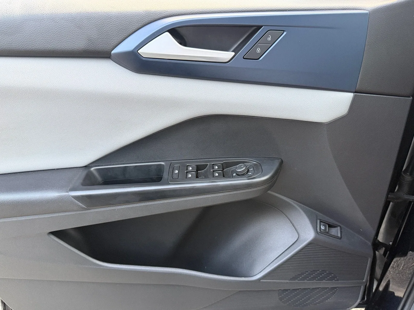 2023 Volkswagen Taos SE photo 34