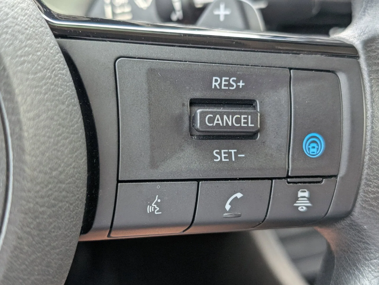 2022 Nissan Rogue SV photo 25