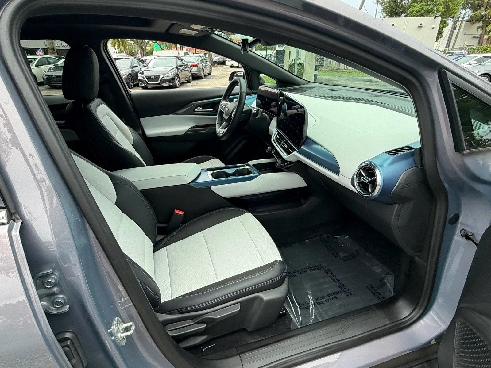 2025 Chevrolet Equinox EV LT photo 17