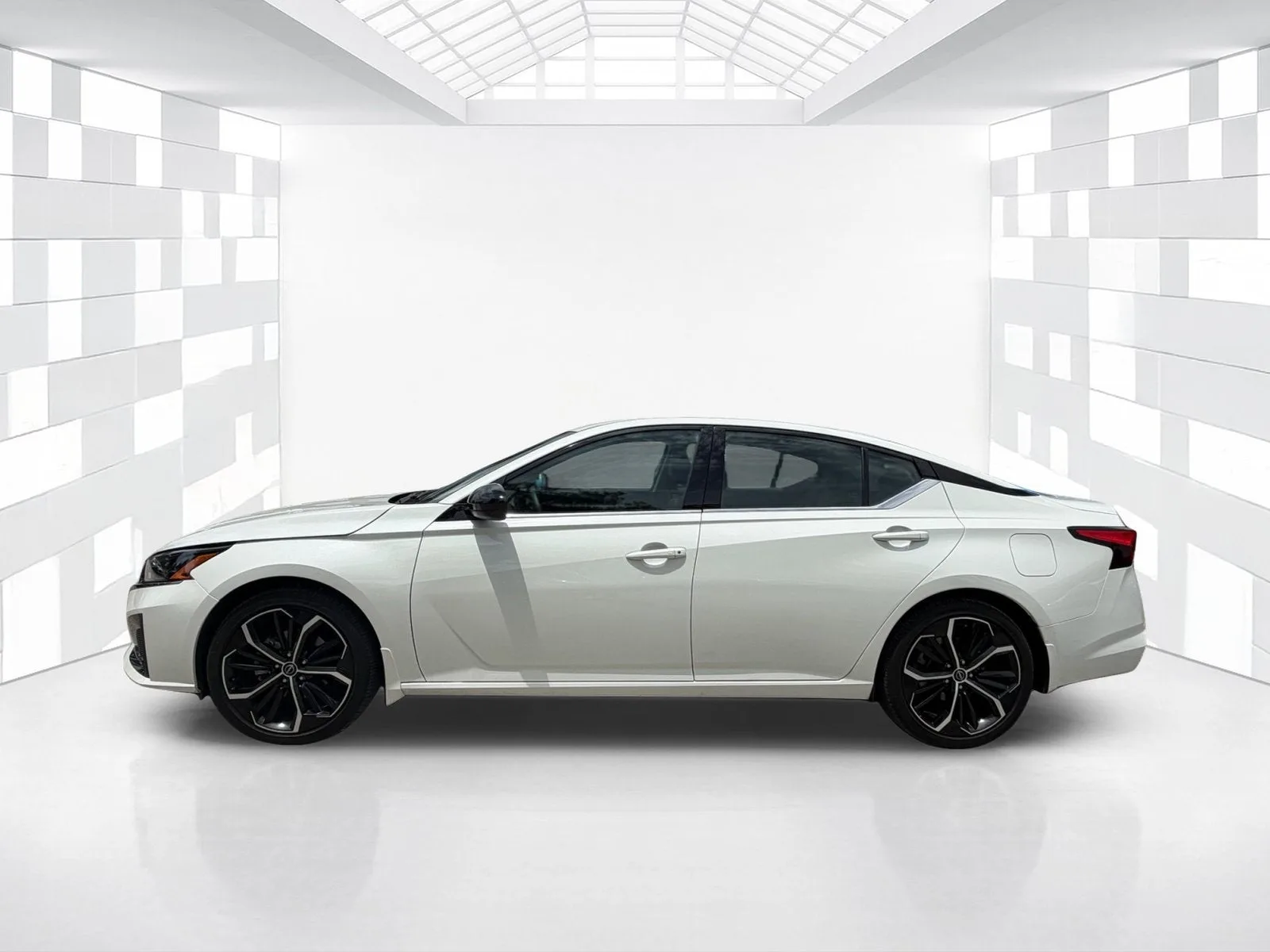 2025 Nissan Altima SR photo 4