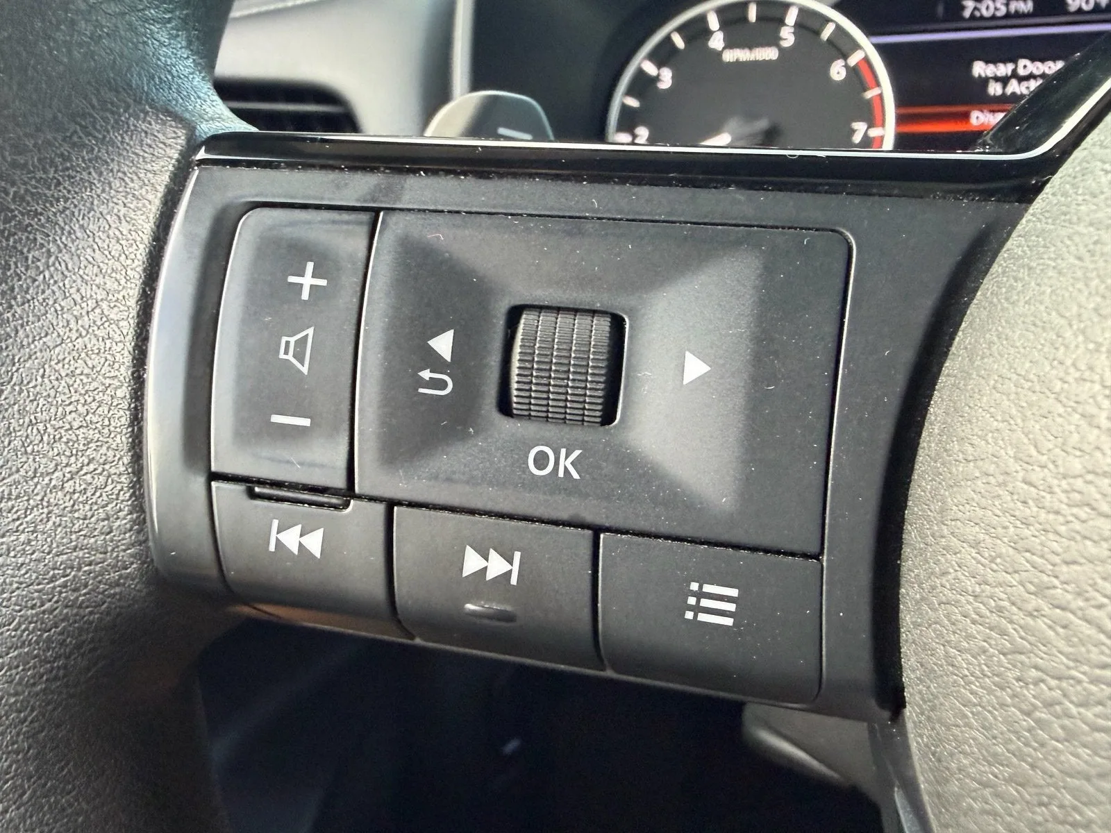 2023 Nissan Rogue SV photo 28