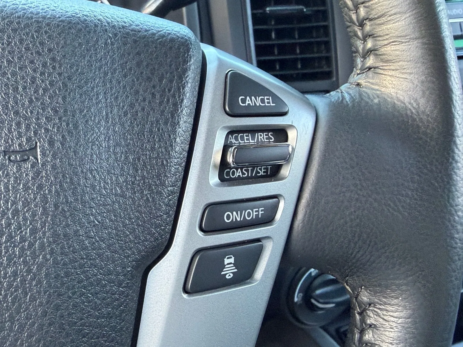 2024 Nissan Titan XD Crew Cab SV photo 31